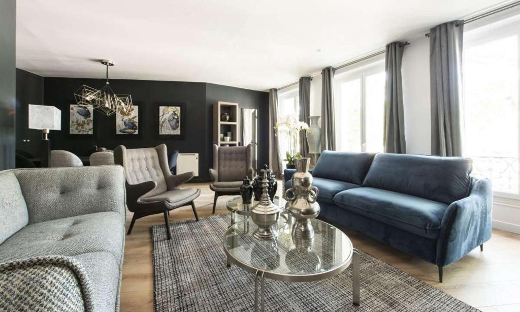 un salon avec un canapé bleu et une table dans l'établissement Marianne, à Paris