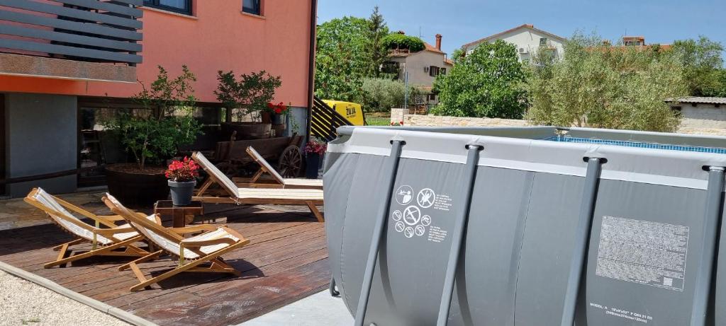 Bazén v ubytovaní APARTMANI KAROCA 2 alebo v jeho blízkosti