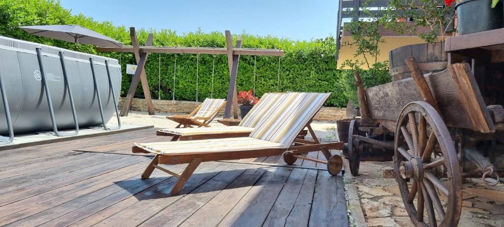 Ogród w obiekcie APARTMANI KAROCA 3