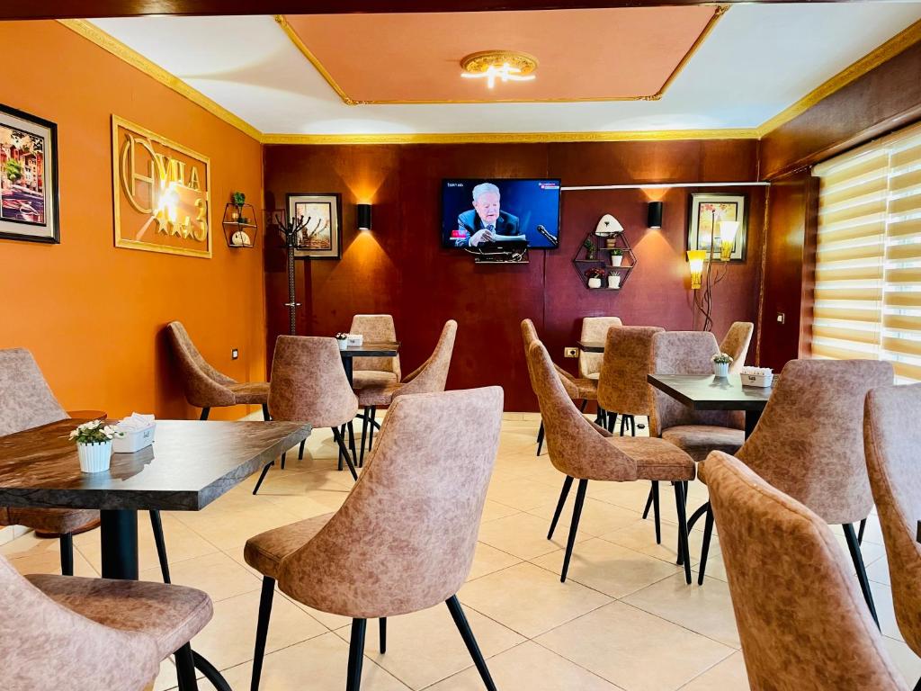 TV a/nebo společenská místnost v ubytování Vila3 Hotel