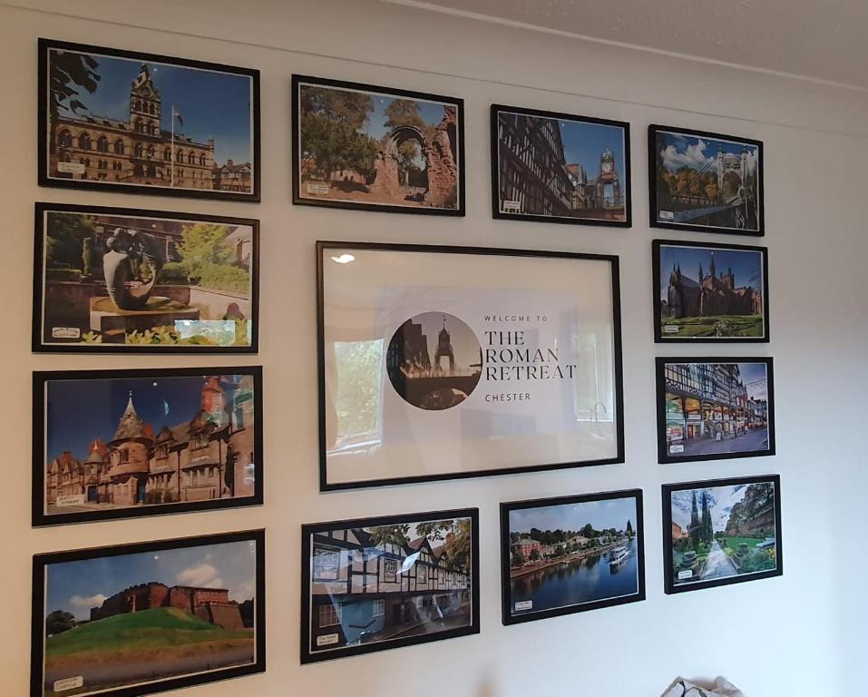 een heleboel foto's aan een muur bij The Roman Retreat in Chester