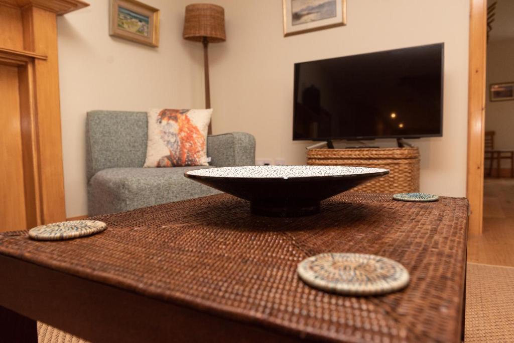 TV a/nebo společenská místnost v ubytování Steading Cottage - 50m from the beach