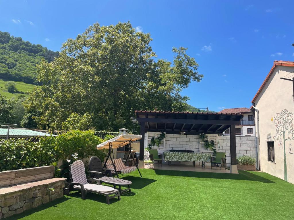 Vonkajšia záhrada v ubytovaní El Corro, acogedora casa con jardín en el corazón de Cantabria