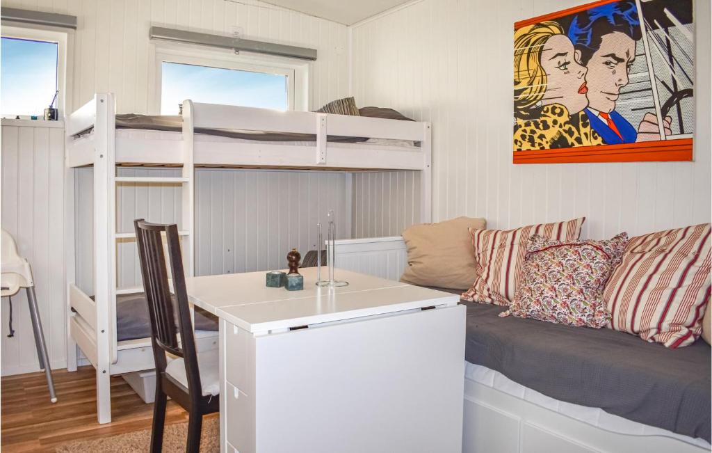 a small room with a bunk bed and a desk at Stunning Apartment In Sölvesborg in Sölvesborg