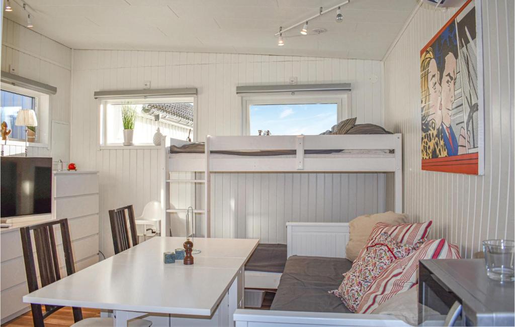 a small room with a bunk bed and a table at Stunning Apartment In Sölvesborg in Sölvesborg