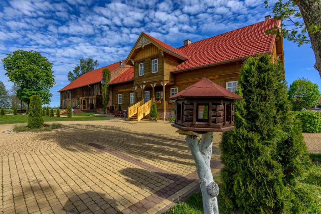una casa con una casa de pájaros delante de ella en Siedlisko nad Nogatem, en Jazowa