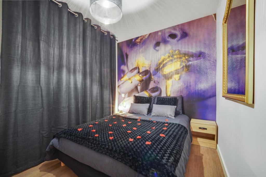 - une chambre avec un lit orné d'une peinture murale dans l'établissement SWEET ANGEL Suite romantique avec SPA, à Bruz