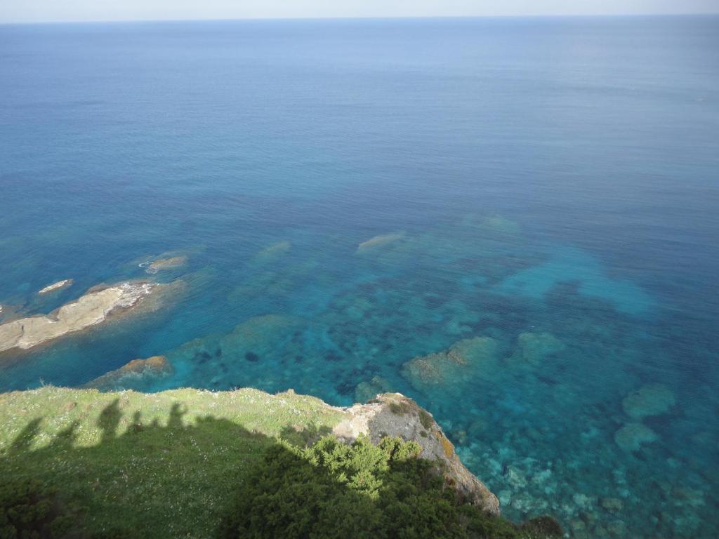 una vista del océano desde la cima de una montaña en Lalu's B&B, en Sorso