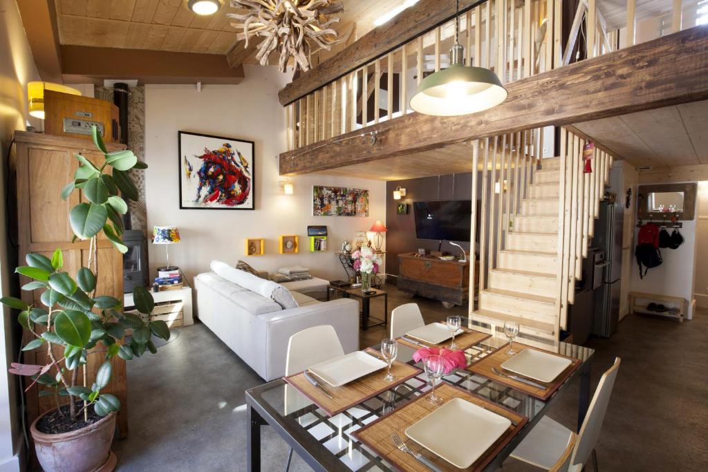 un salon avec une table et un canapé blanc dans l'établissement Palais Gallien, à Bordeaux