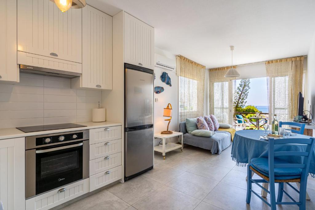 Seawaves 1- Bedroom Apartment near Meneou Beach - Apartamento De Una Habitación