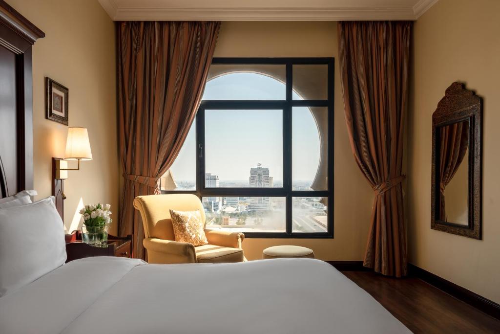 Кровать или кровати в номере Mercure Grand Hotel Seef - All Suites