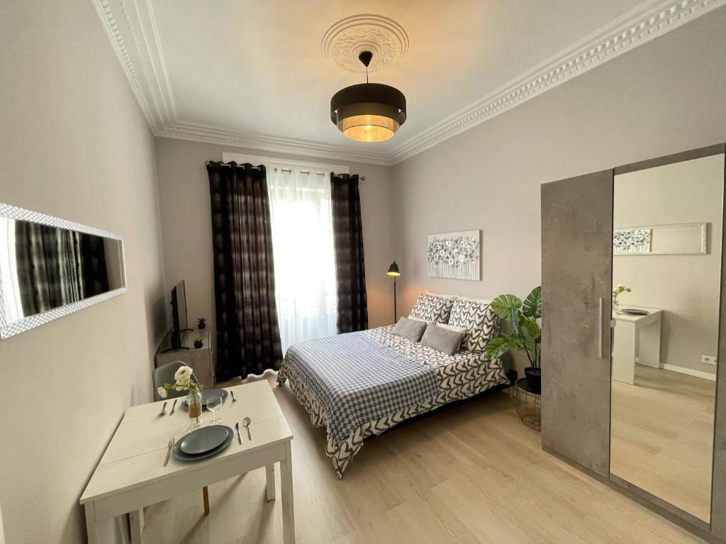 une chambre avec un lit, un lavabo et un miroir dans l'établissement Nice Renting - BUFFA - Cosy Studio fully equipped - Beach & Negresco, à Nice