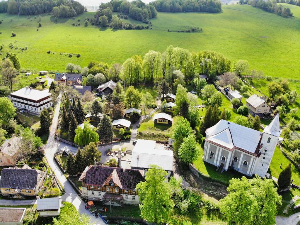 Pohľad z vtáčej perspektívy na ubytovanie středisko Doubrava