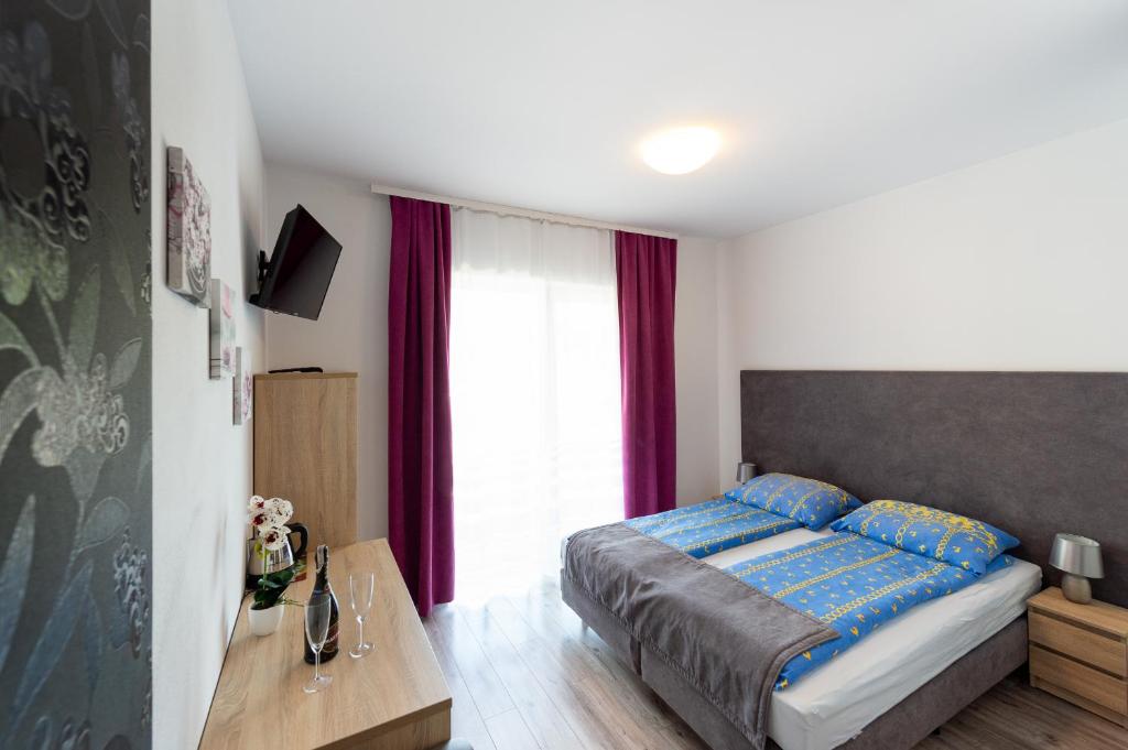 Postel nebo postele na pokoji v ubytování Apartamenty HELJAN