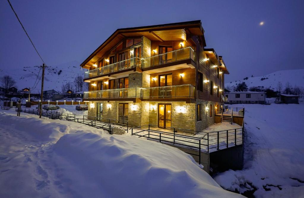 Pine Chalets by KA Group v zimě