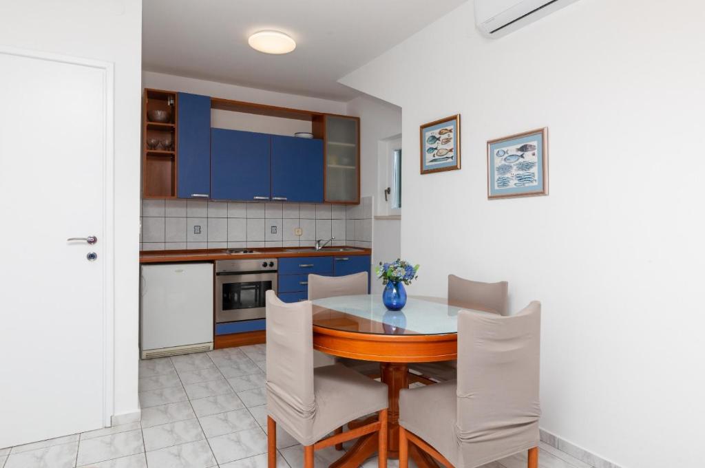 Kuchyň nebo kuchyňský kout v ubytování Apartment in Supetar with sea view, balcony, air conditioning, W-LAN 3553-3