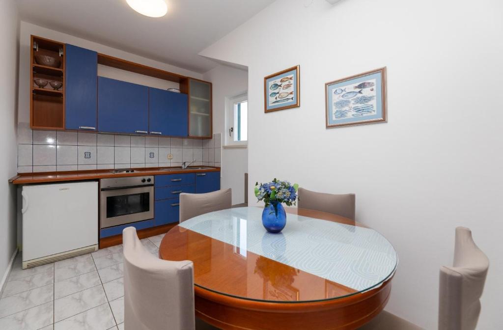 Kuchyň nebo kuchyňský kout v ubytování Apartment in Supetar with sea view, balcony, air conditioning, W-LAN 3553-3