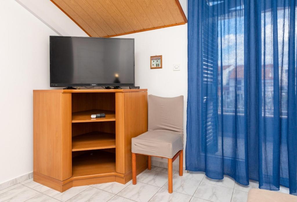 TV a/nebo společenská místnost v ubytování Apartment in Supetar with sea view, balcony, air conditioning, W-LAN 3553-3