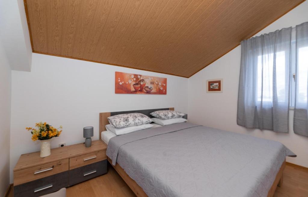 Postel nebo postele na pokoji v ubytování Apartment in Supetar with sea view, balcony, air conditioning, W-LAN 3553-3