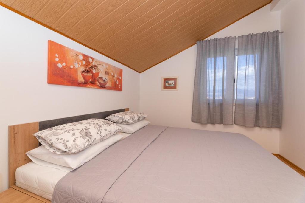 Postel nebo postele na pokoji v ubytování Apartment in Supetar with sea view, balcony, air conditioning, W-LAN 3553-3