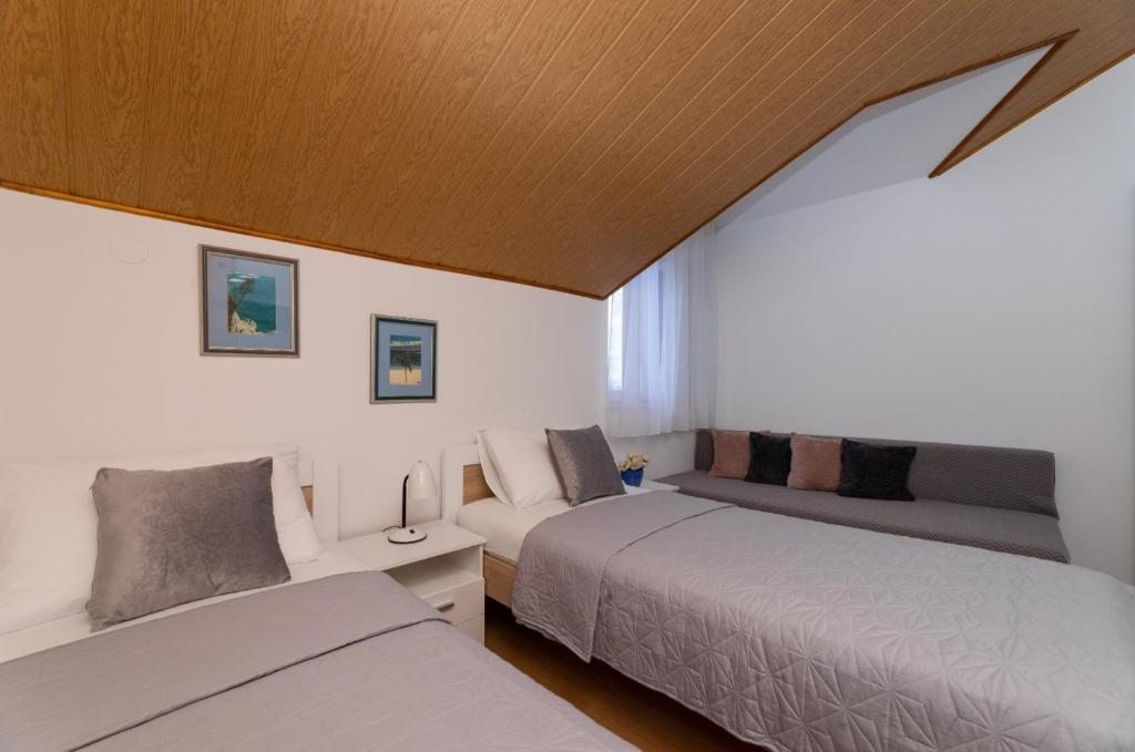 Postel nebo postele na pokoji v ubytování Apartment in Supetar with sea view, balcony, air conditioning, W-LAN 3553-3