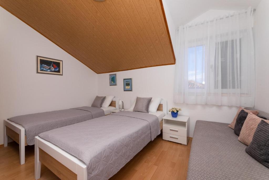 Postel nebo postele na pokoji v ubytování Apartment in Supetar with sea view, balcony, air conditioning, W-LAN 3553-3