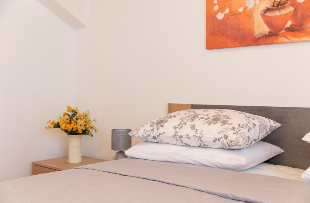 Postel nebo postele na pokoji v ubytování Apartment in Supetar with sea view, balcony, air conditioning, W-LAN 3553-3