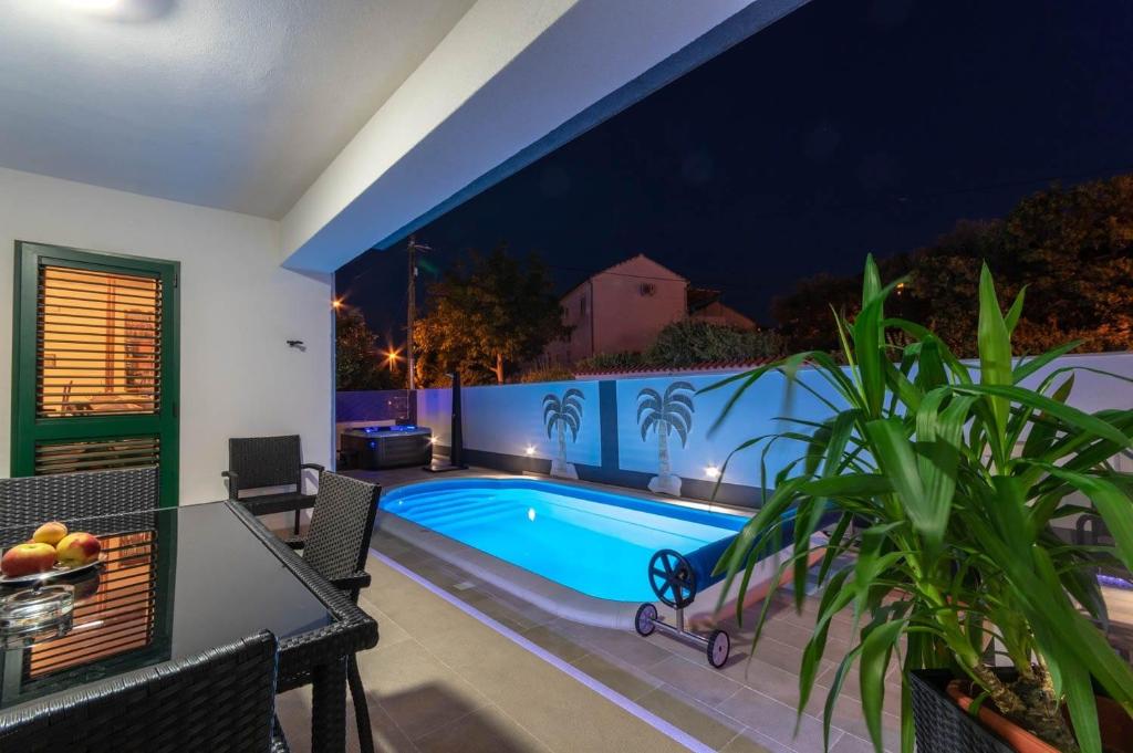 Bazén v ubytování Apartment in Supetar with sea view, balcony, air conditioning, W-LAN 3553-3 nebo v jeho okolí