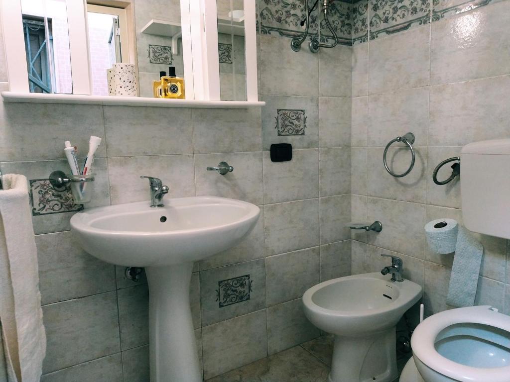 łazienka z umywalką i toaletą w obiekcie Casa Vacanze da Antonio w mieście Torre Lapillo