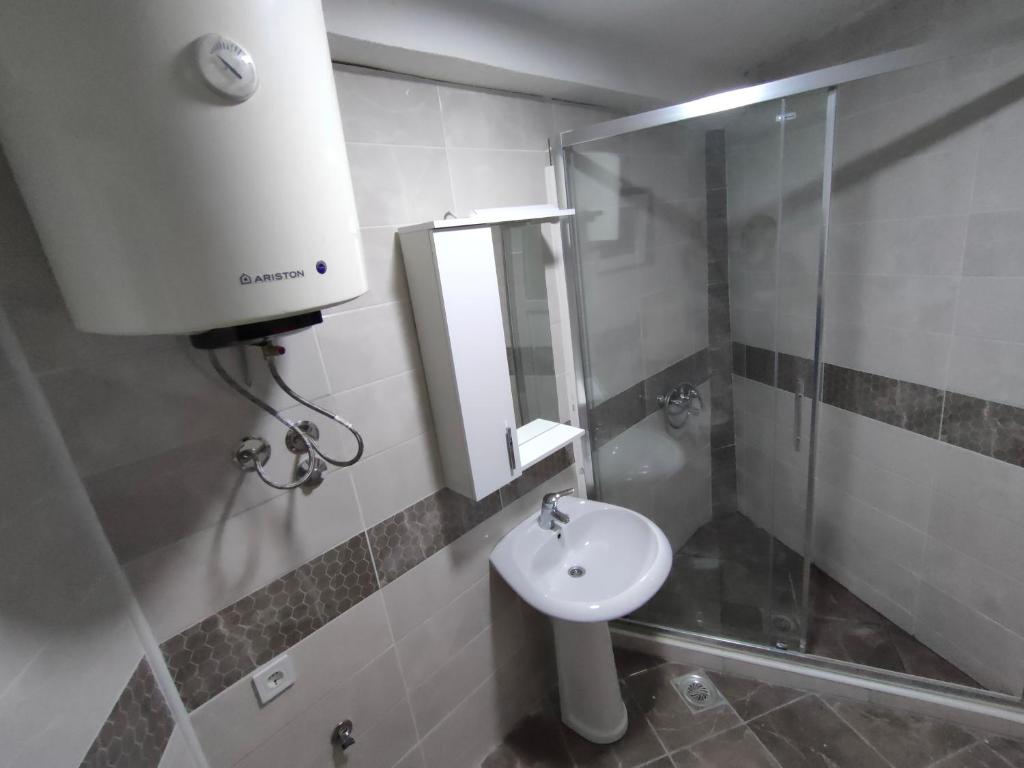 une petite salle de bain avec un lavabo et une douche dans l'établissement Apartment Panorama, à Bar