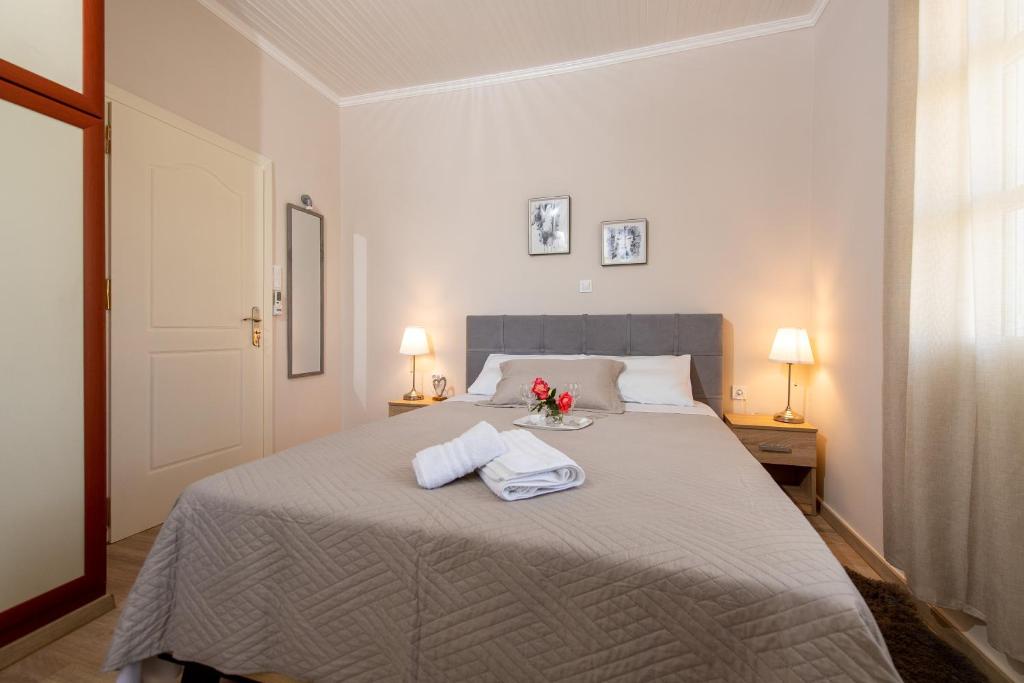 Postel nebo postele na pokoji v ubytování SPYROS APARTMENT
