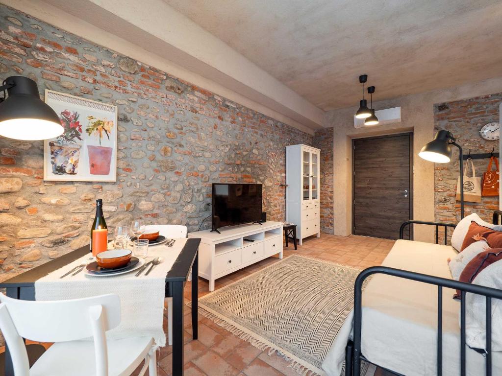 Green Lodge - One-Bedroom Apartment