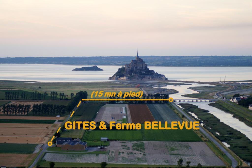 une vue aérienne sur une piste avec un château dans l'eau dans l'établissement Gites Bellevue, à Beauvoir