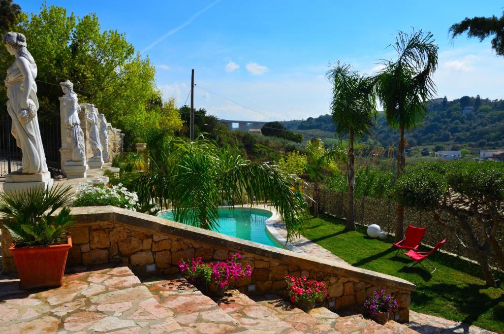 The swimming pool at or close to Dependence Desiree