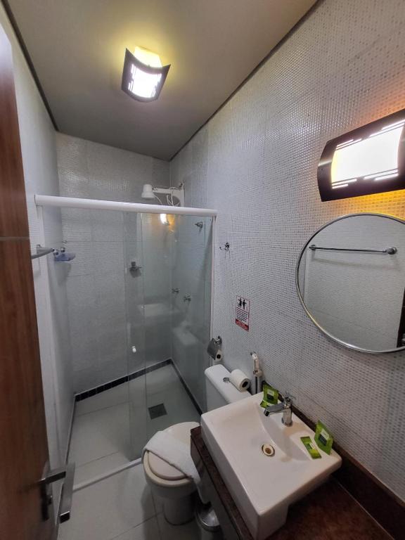 Un baño con ducha, inodoro y lavabo. en Hotel Encontro do Sol, en Fortaleza