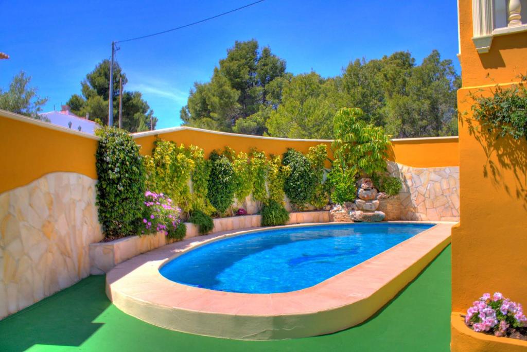 einen Pool im Hinterhof eines Hauses in der Unterkunft Villa Benicuco 4 - PlusHolidays in Calpe