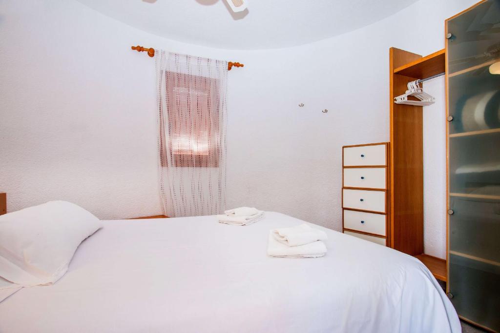 A bed or beds in a room at Villa Erik - PlusHolidays