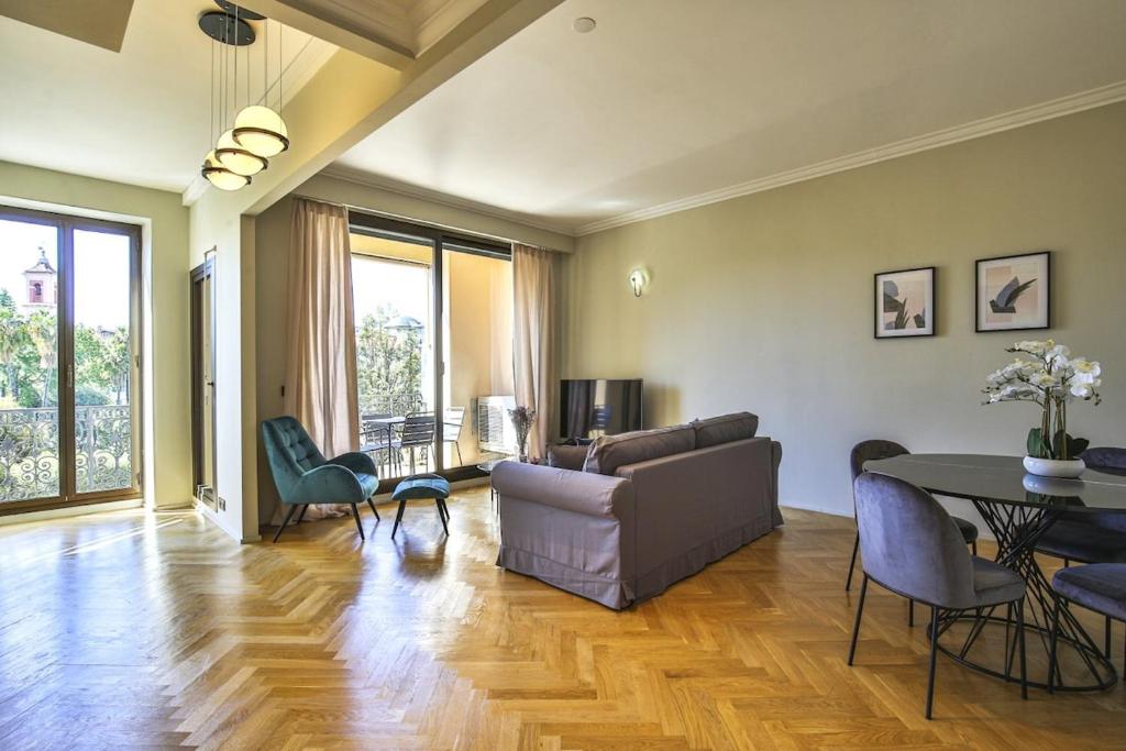 un salon avec un canapé, une table et des chaises dans l'établissement Balcon vue Coulée Verte. Luxe Plein cœur de Nice, à Nice