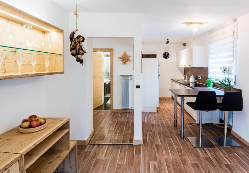 uma cozinha e sala de jantar com mesa e cadeiras em Apartment Rainer em Ortisei