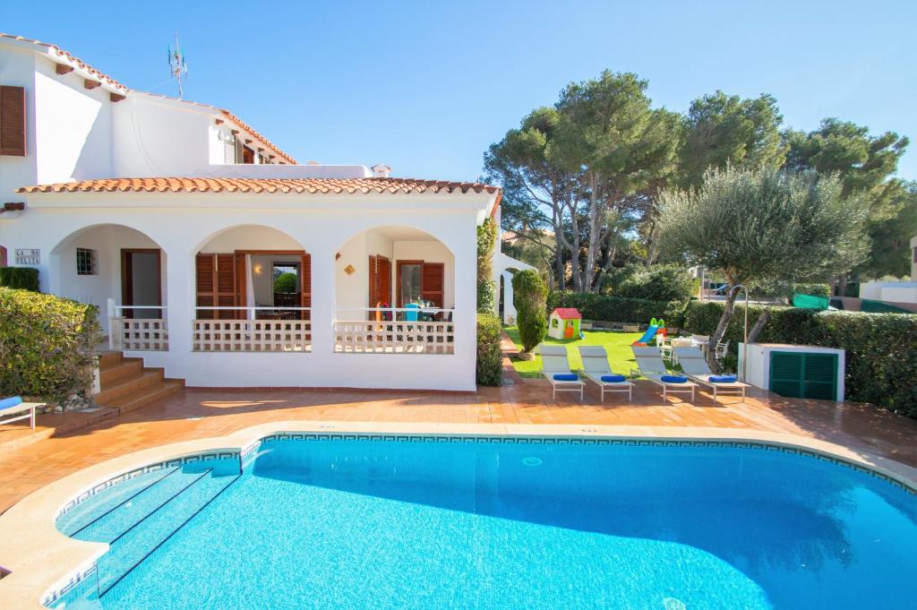 willa z basenem przed domem w obiekcie Villa Felita by Sonne Villas w Cala Galdana