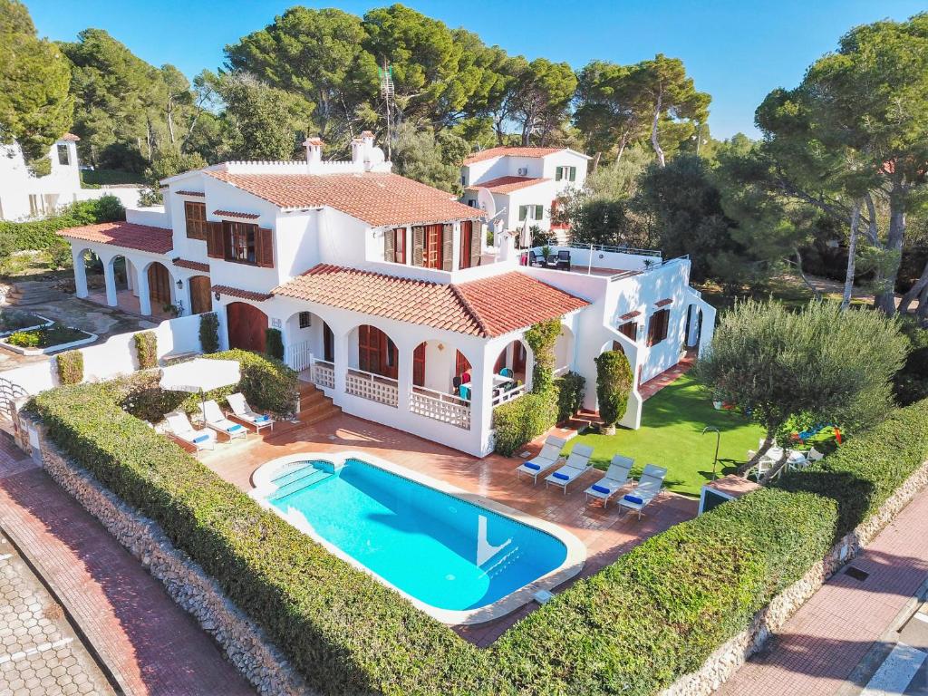 widok z lotu ptaka na dom z basenem w obiekcie Villa Felita by Sonne Villas w Cala Galdana