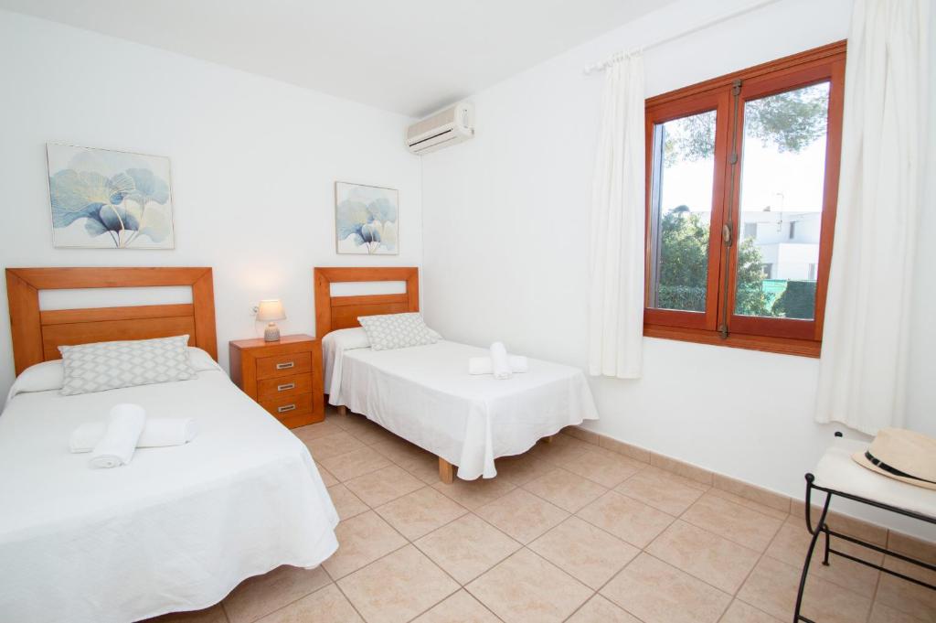 Łóżko lub łóżka w pokoju w obiekcie Villa Felita by Sonne Villas