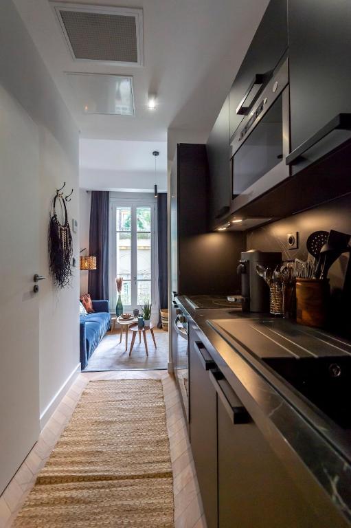 une cuisine avec un évier et un plan de travail dans l'établissement Superbe studio Plage/Promenade des Anglais 105, à Nice