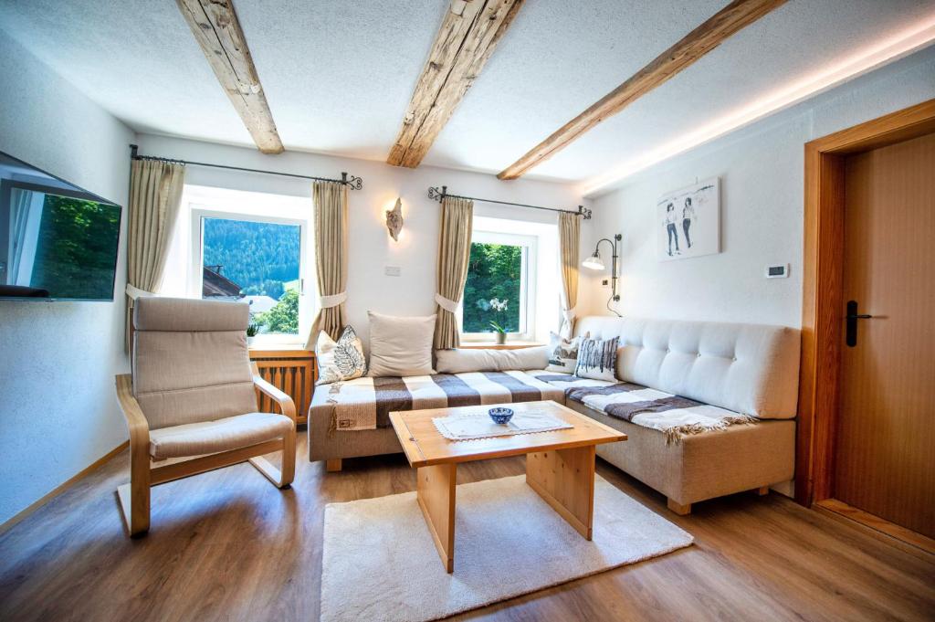 un soggiorno con divano e tavolo di Apartments Smidl a Ortisei