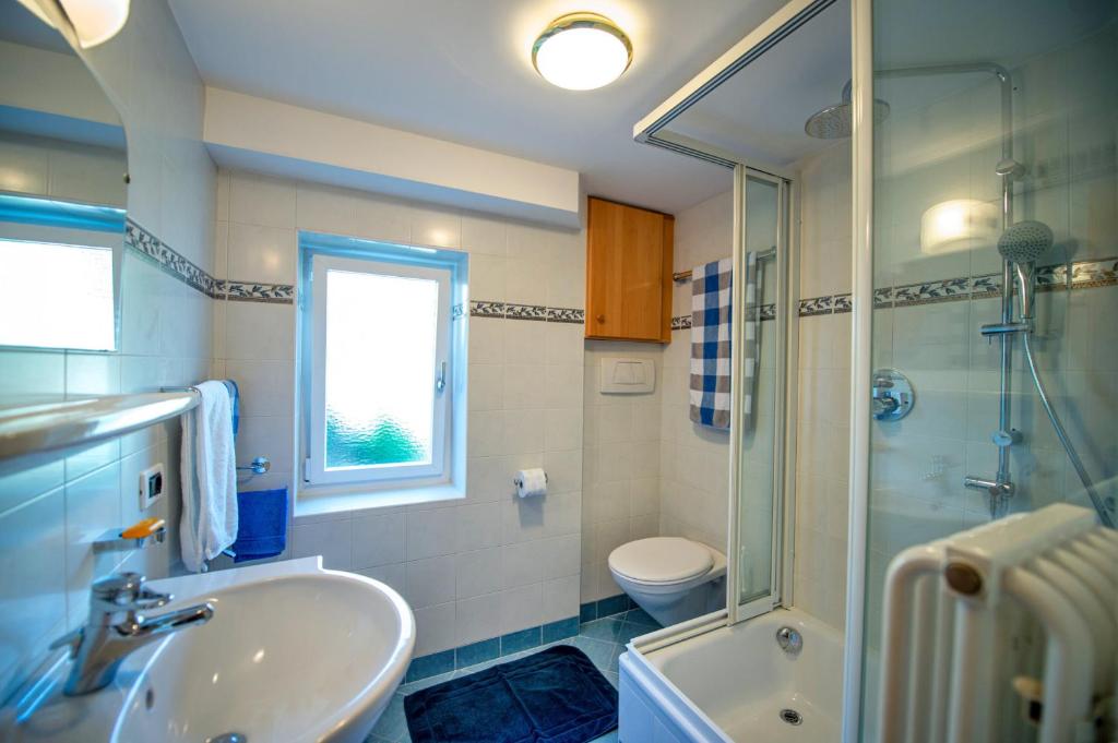 A bathroom at Apartments Smidl