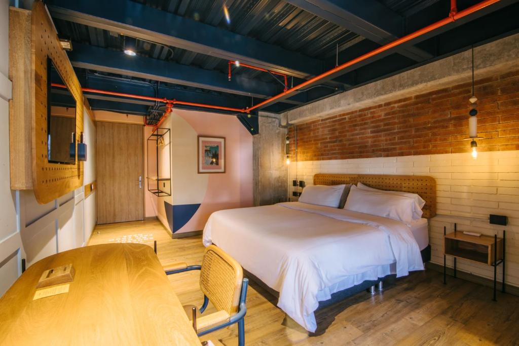 Postel nebo postele na pokoji v ubytování The Somos Beats Hotel & Rooftop