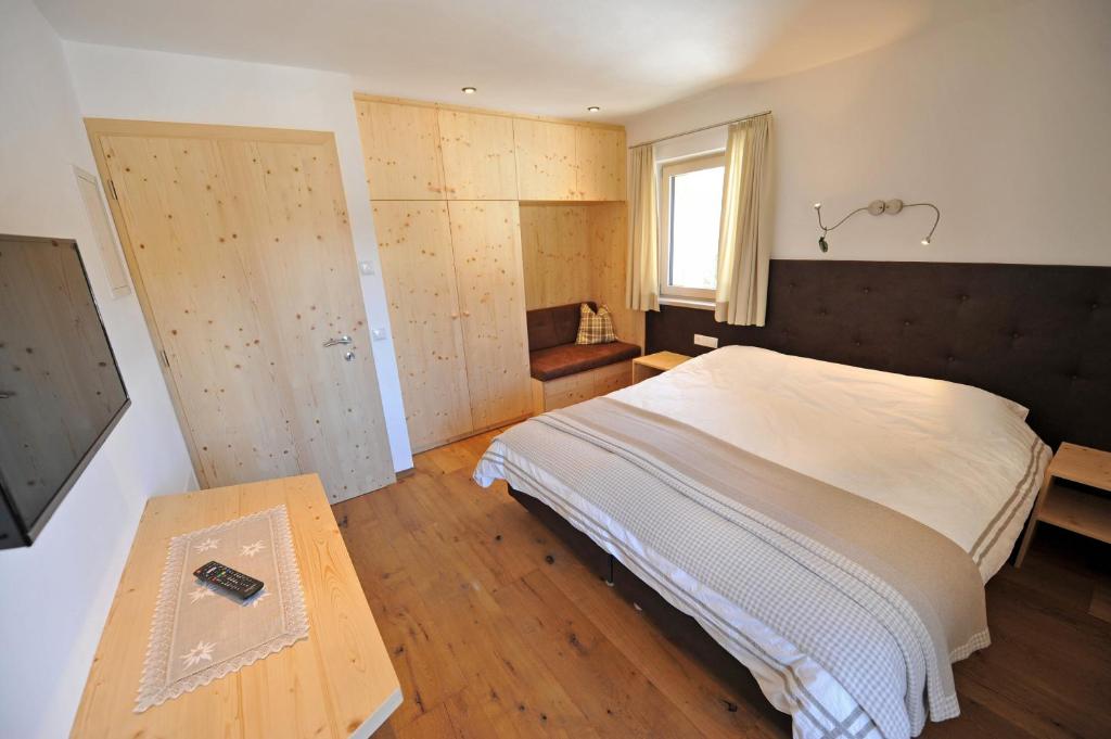 Postel nebo postele na pokoji v ubytování Apartments Cesa Leni