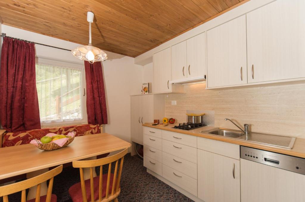 Una cocina o zona de cocina en Apartments Wolly