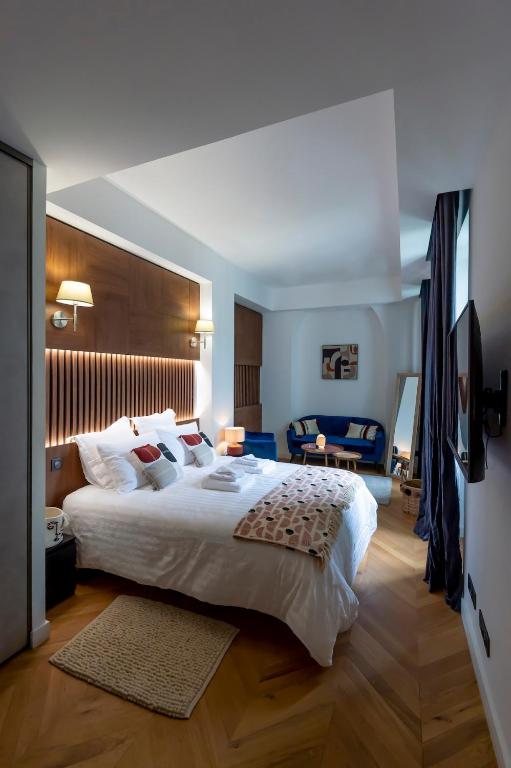 une chambre avec un grand lit blanc dans une pièce dans l'établissement Superbe 2P Plage/ Promenade des Anglais 203, à Nice