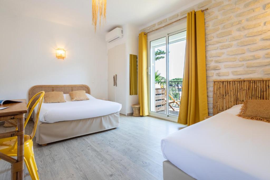 Postel nebo postele na pokoji v ubytování Hôtel Almanarre Plage - Hôtel Eco-Responsable face à la mer